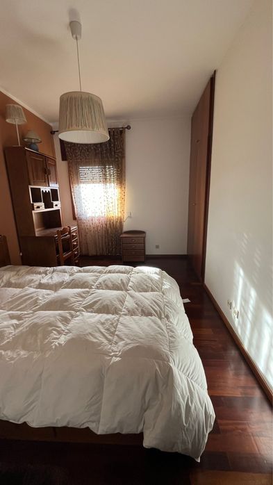 Aluga-se quarto individual