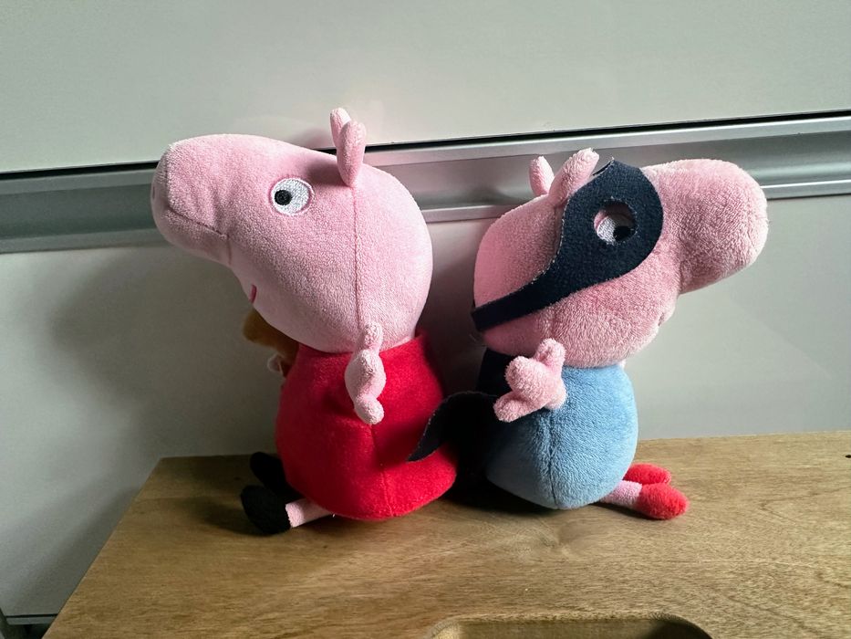Świnka Peppa i brat George w masce maskotki