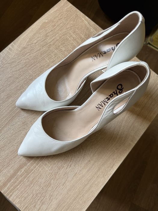 Жіночі білі туфлі на підборах