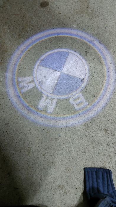 Підсвітку дверей з логотипом ВМW