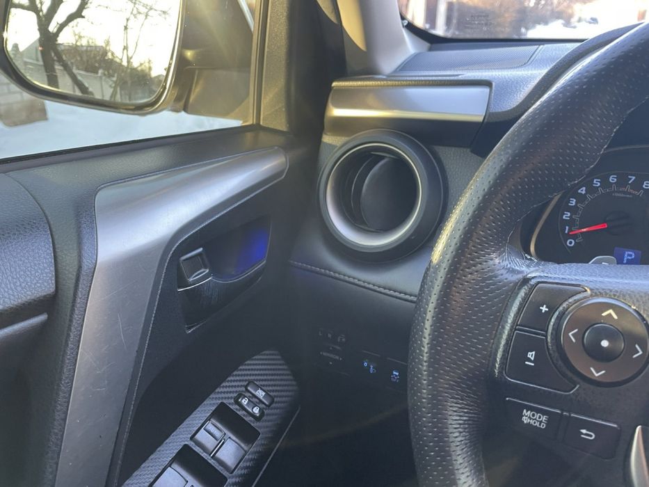 Продам авто Toyota Rav 4 без подкрасов и с родным пробегом