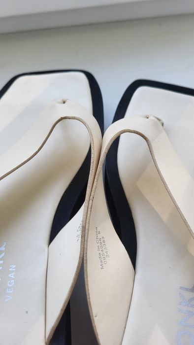 Шльопанці.    .              .