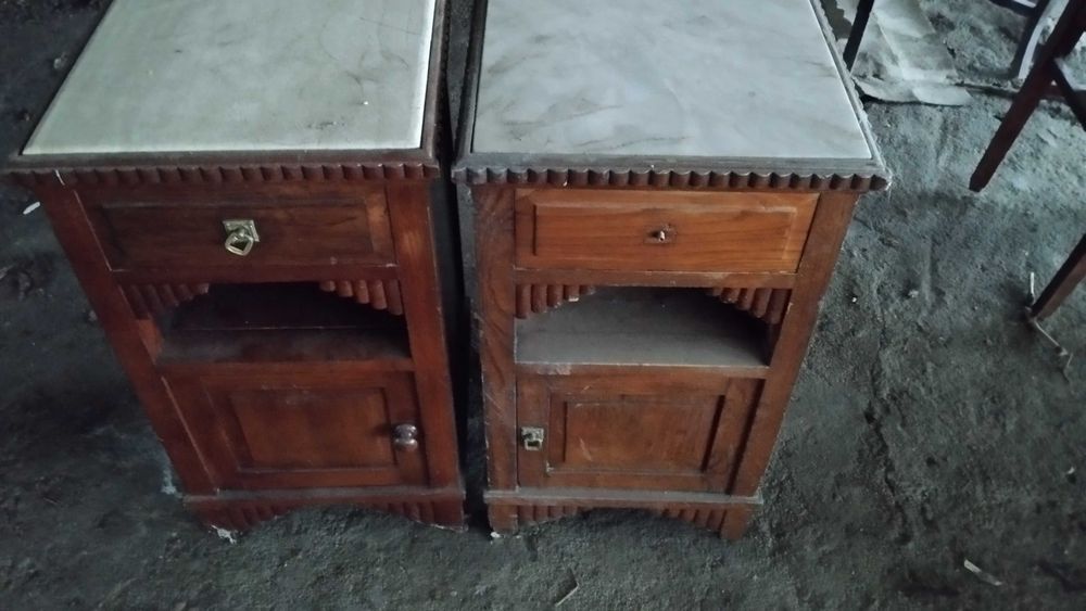 Par de Mesinhas de Cabeceira em Madeira Maciça com Mármore