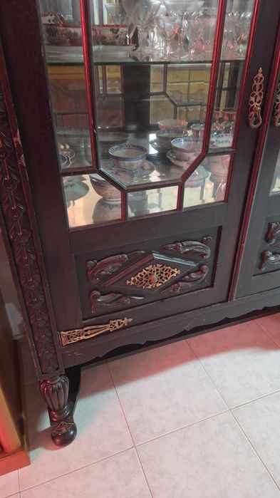 Cristaleira em mogno estilo holandês