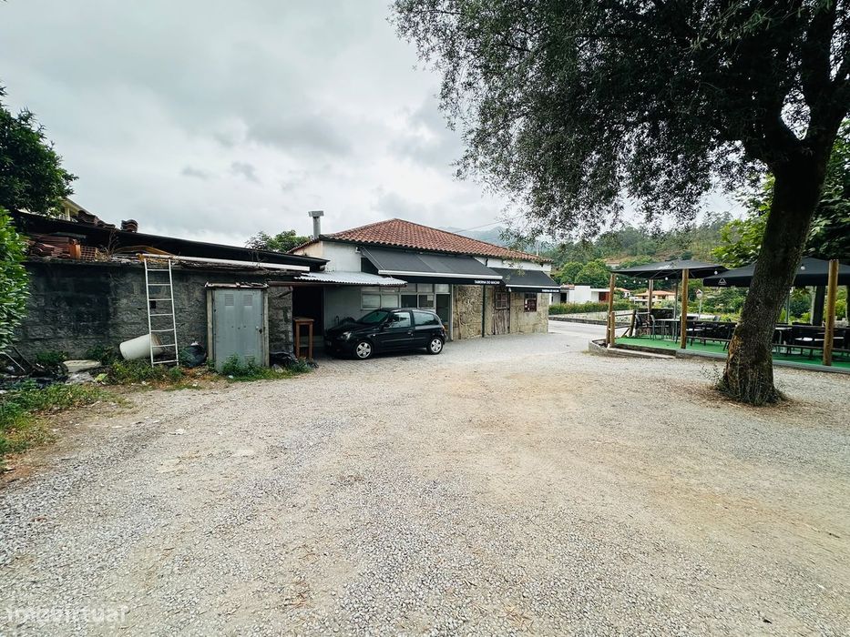 Casa centenária em pedra, com quintal amplo