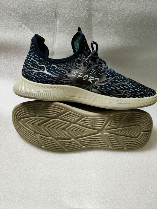 Продам чоловічі легкі зручні кросівки  в дуже гарному стані 44р.