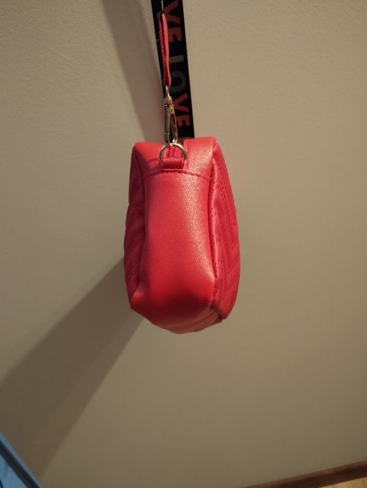 Nowa , czerwona torebka na ramię , pikowana
