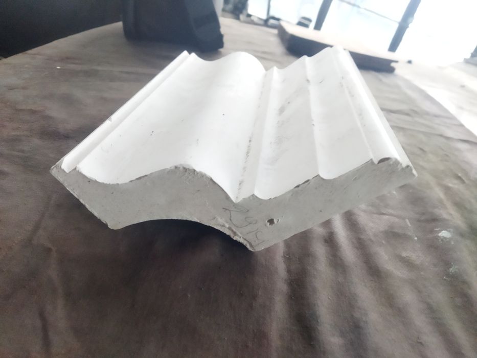 Плінтус гіпсовий залишки 20-30 см кусками