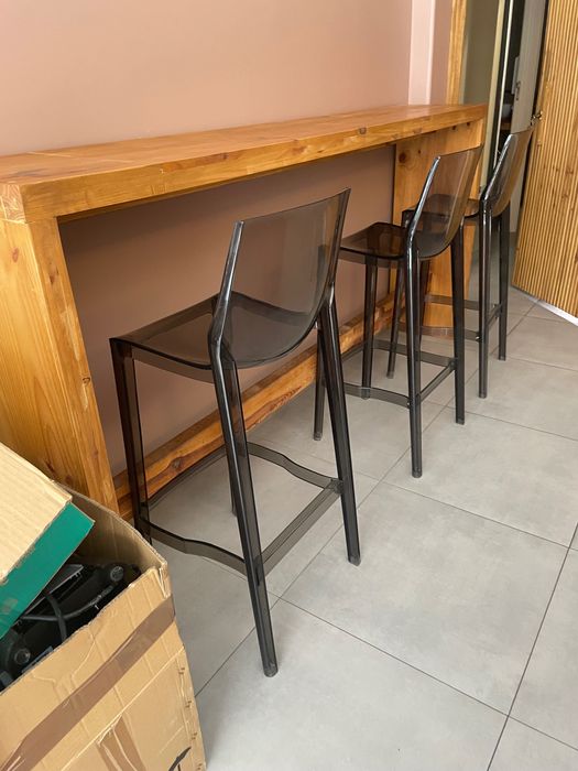 Mesa alto com cadeiras