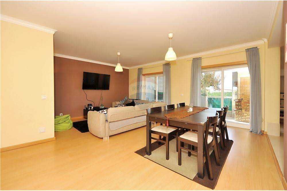 Apartamento T2 com Piscina, Ginásio e Varandas – Montijo