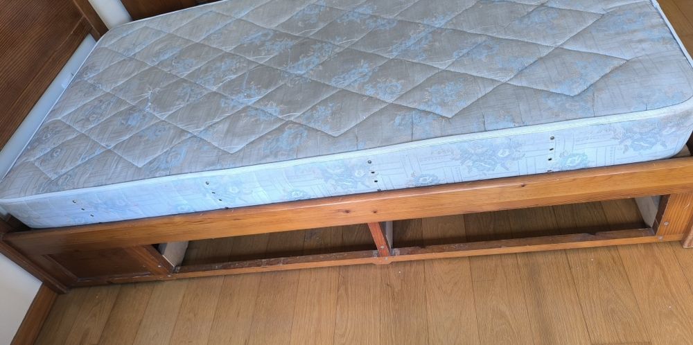 Cama + colchão + estrado + mesa de cabeceira64409448374529122