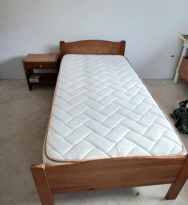 Cama de solteiro+ colchao novo+mesinha cabeceira