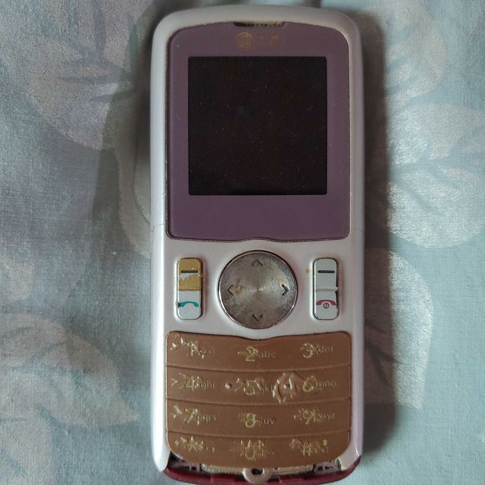 LG GB 102.а також Sharp GX 10 телефон.