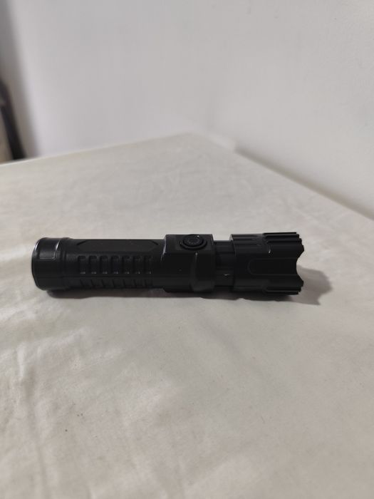 Lanterna LED Tática P50 – Recarregável [Nova]