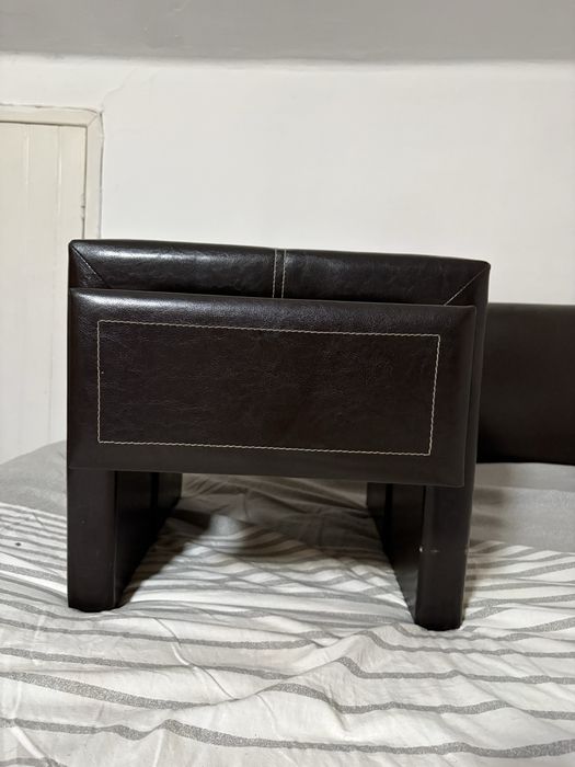 Estrutura de cama com estrado e mesas de cabeceira