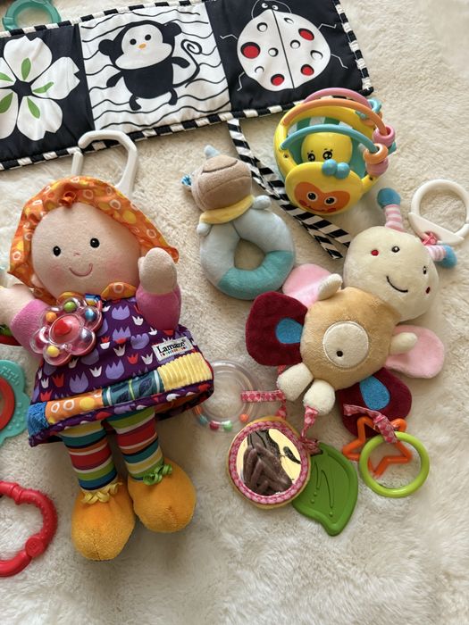 Іграшки ,розвивалки ,книги мягкі,брязкальце