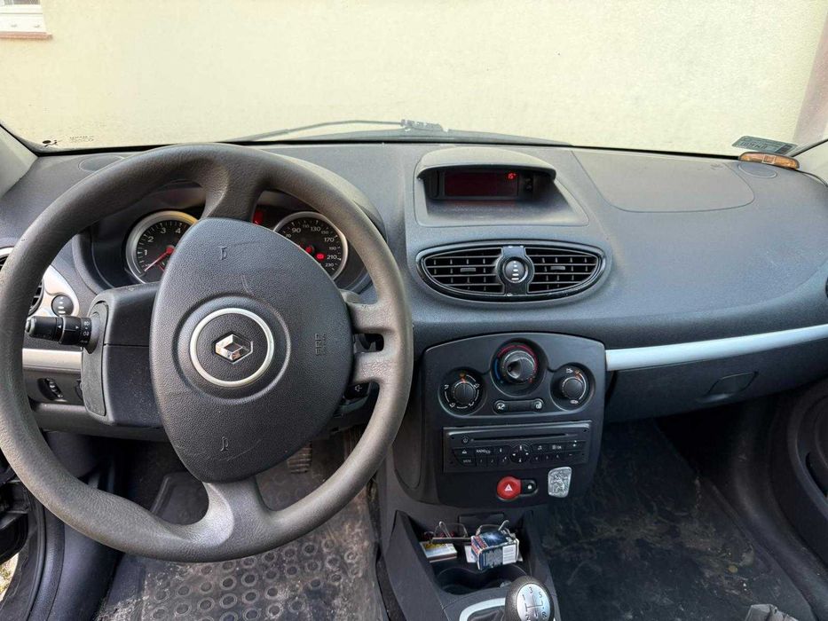 Reno Clio III 1,2 z 2010 roku, uszkodzony.