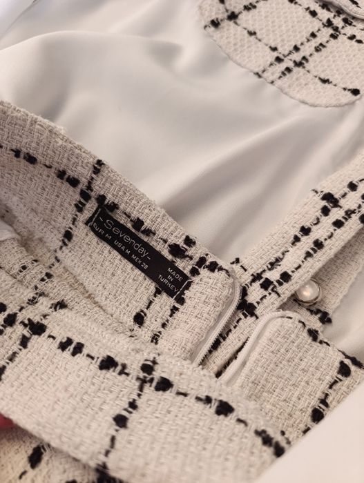 Стильний жіночий костюм