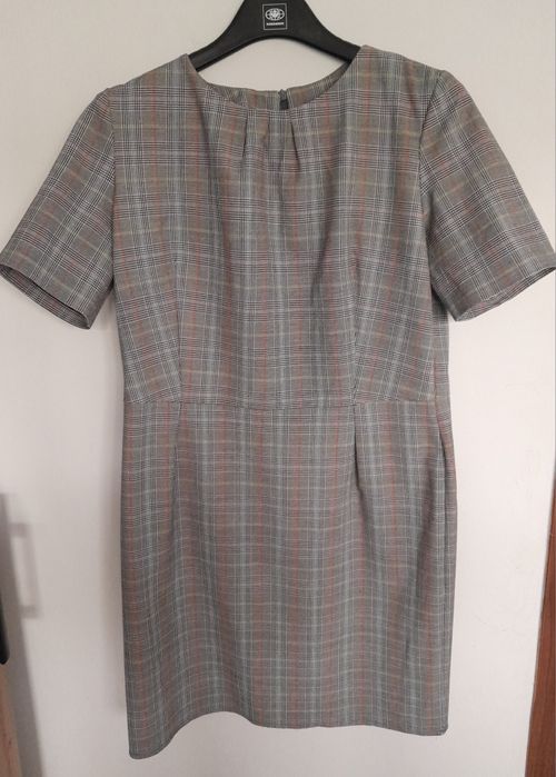 Sukienka w kratkę z krótkim rękawem