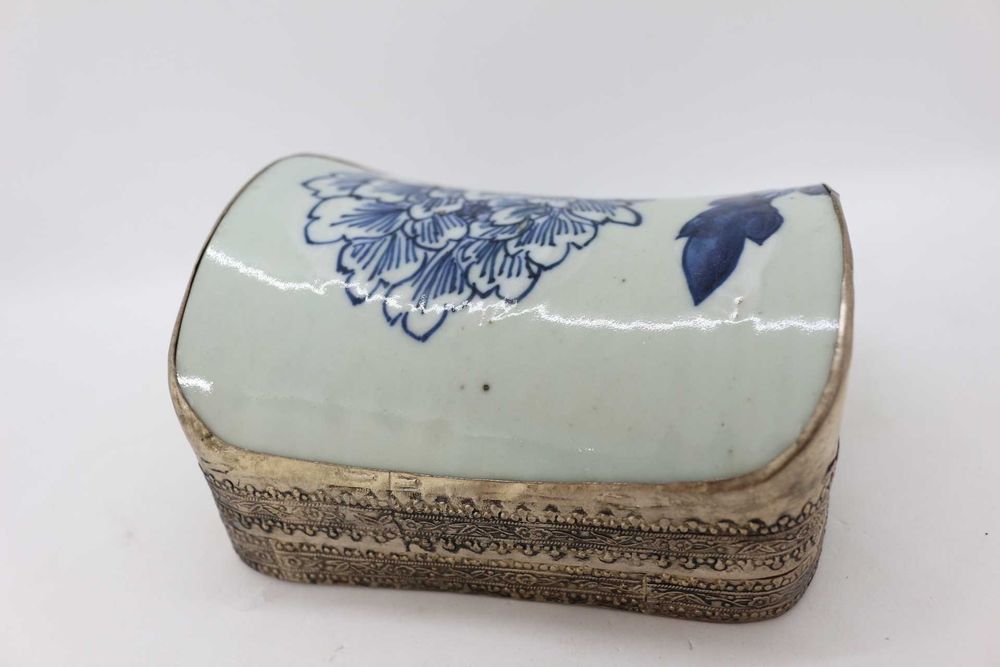Caixa em Porcelana e Prata Chinesa Azul e Branco Desenho Flor Lotus