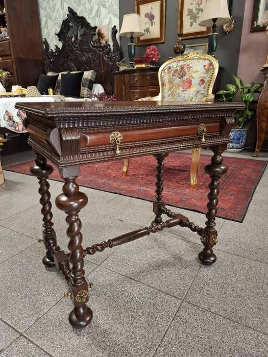 Mesinha de apoio antiga em madeira maciça.