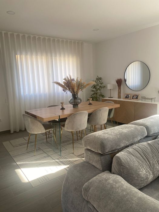Mesa sala de jantar com pouco uso