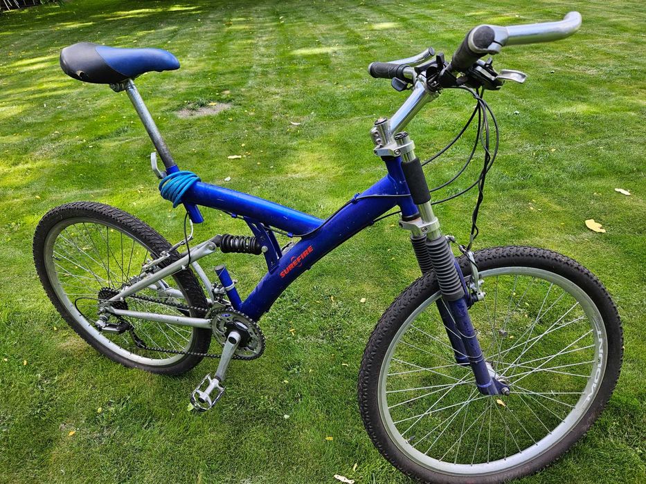 Rower z dwoma amortyzatorami SUREFIRE.