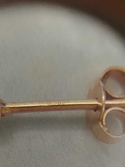 Золотые серьги- гвоздики 585 пробы.