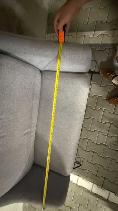 Sofa dwuosobowa Gasoina szara na czarnej podstawie
