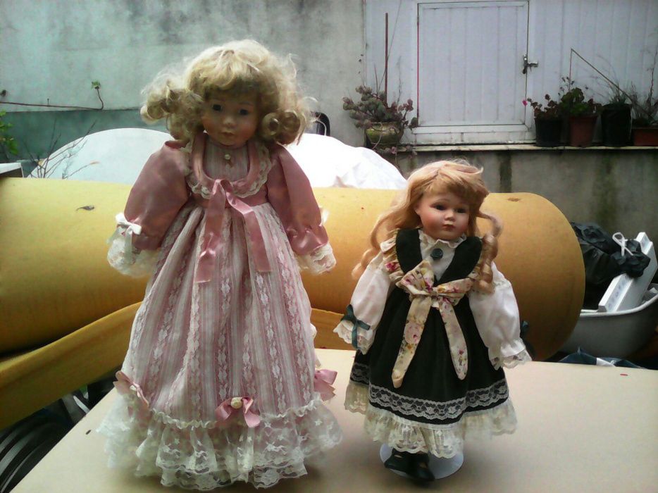 2 bonecas antigas com suporte