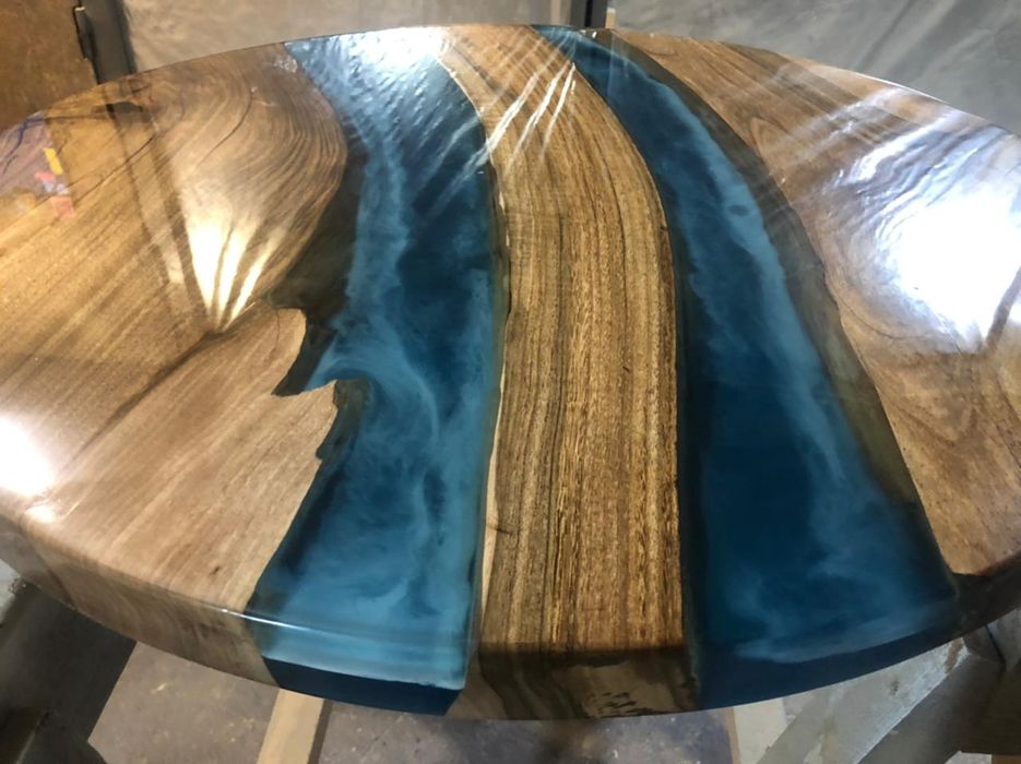 Стіл з епоксидної смоли. Меблі на замовлення.