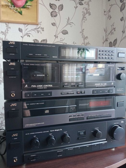 Продам стойку JVC. Из 4х аудио аппаратов.