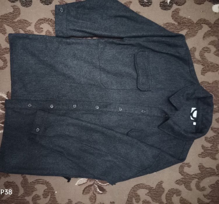 Рубашка сірого кольору з накладними карманами