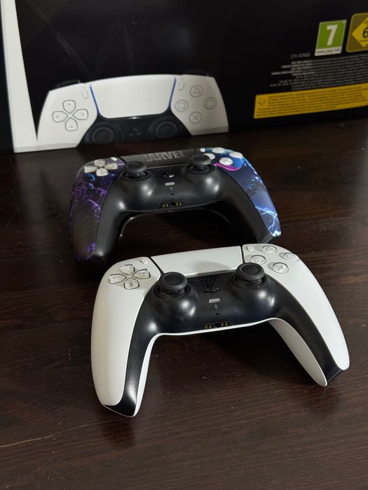 PlayStation 5 Slim Biała | Z DualSense + Marvel Controller + Kable + Pudełko | Stan bardzo dobry
