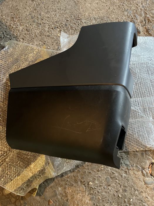 Угли заднього бампера на reno trafic 2020 рік