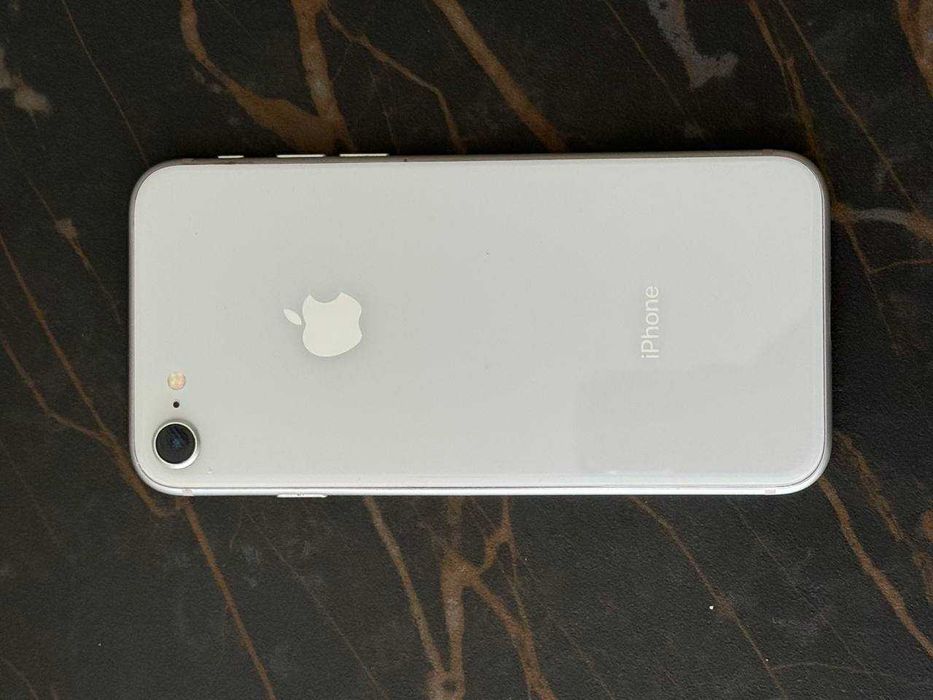 iPhone 8  64 ГБ.