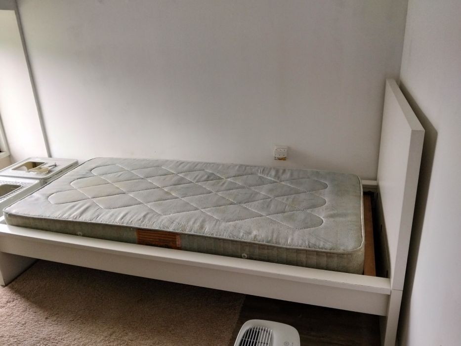 Cama solteiro IKEA com estrado e colchão