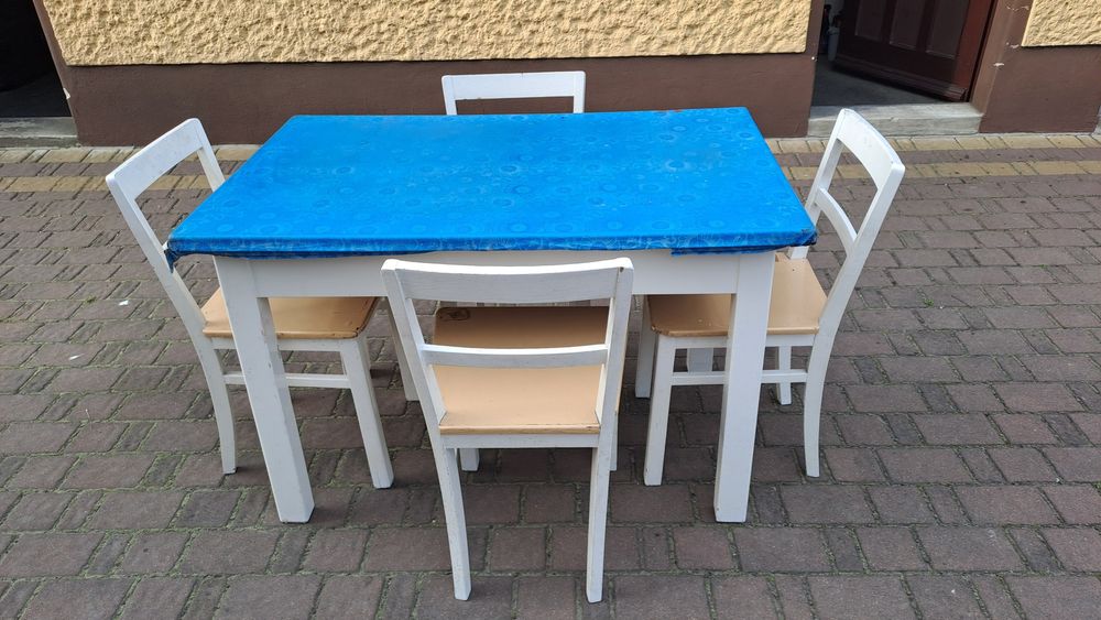 Stół z czterema krzesłami