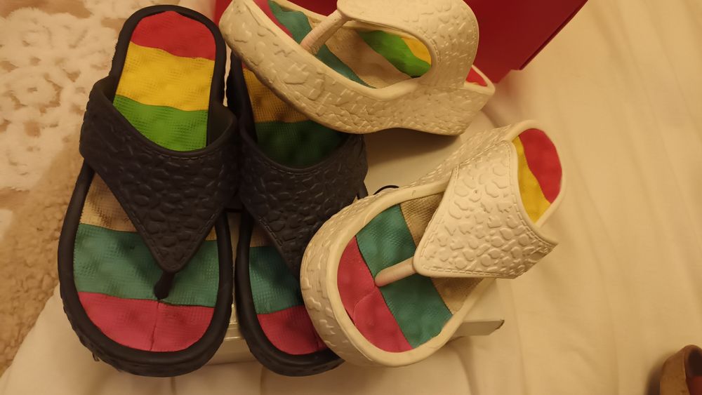 Agora só  resta 1 par de Chinelas de dedo de  rampa  brancos