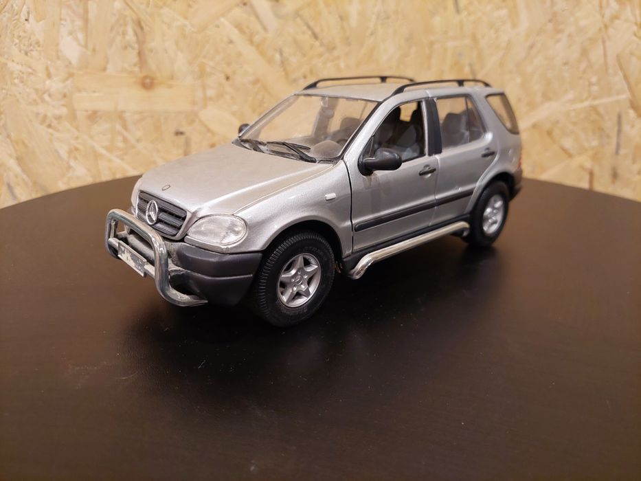 Model 1:18 Mercedes ML320 Maisto