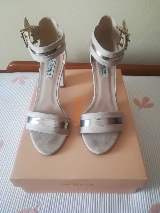 Sandálias com tira, tamanho 38