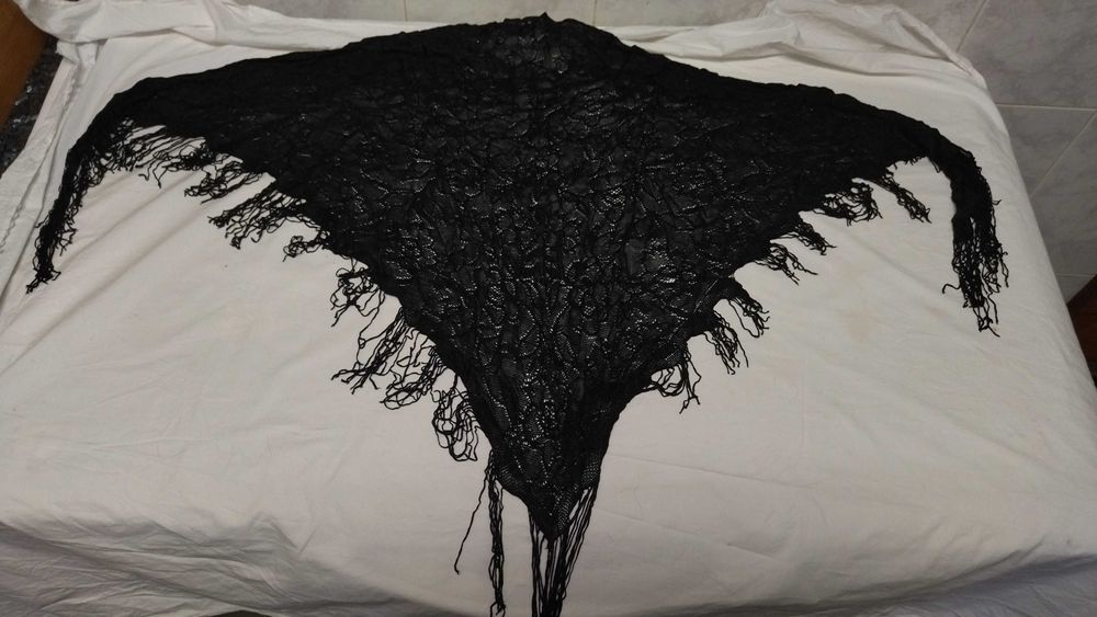 Xaile tradicional português preto feito em crochet