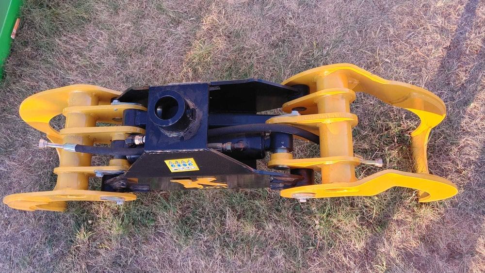 Chwytak 21 otwiera się do szerokość 1250 mm.