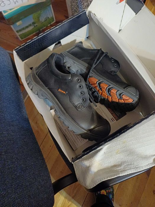 Nowe wiązane robocze buty.