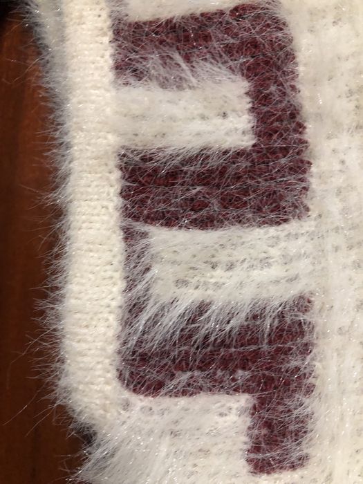 Poncho com mangas cavadas , franjas no final