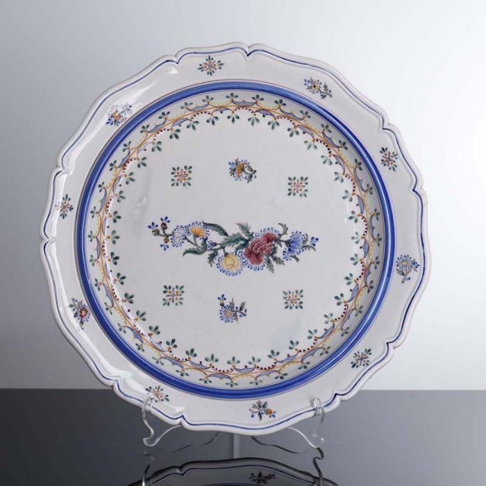 Prato recortado de grandes dimensões