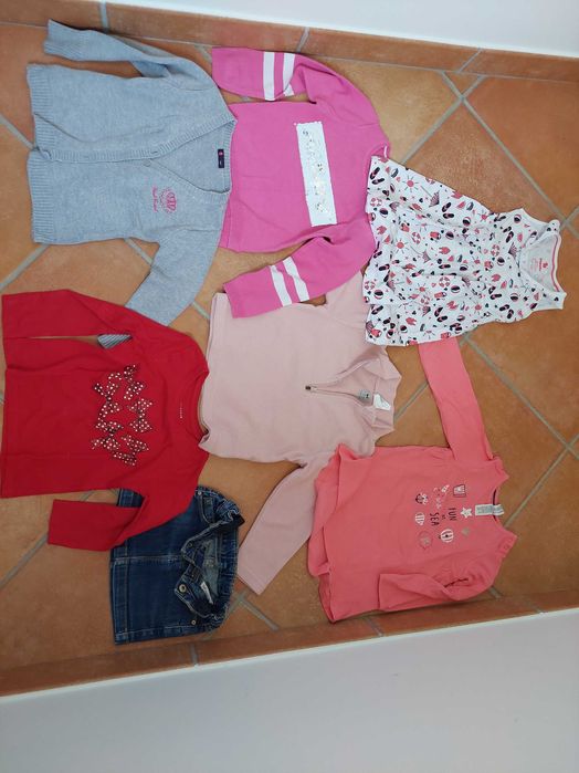 Várias peças de roupa de menina entre os 12 e os 36 meses