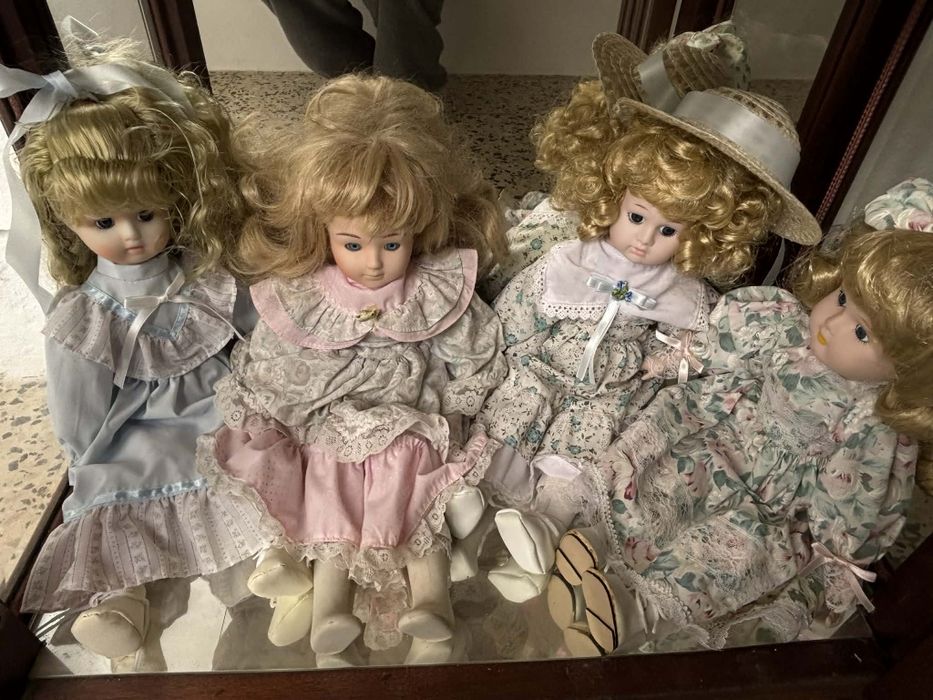 Bonecas em porcelana mais o móvel