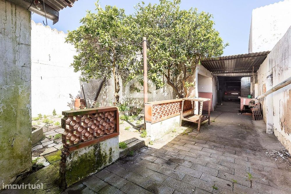 Moradia T3 Térrea para Renovar c/ Quintal, Terraço e Garagem | Oriola,