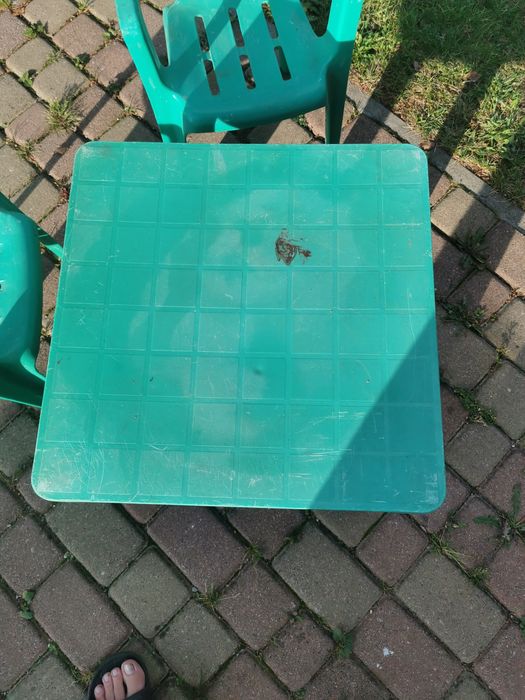 Stolik dziecięcy plus dwa krzesła